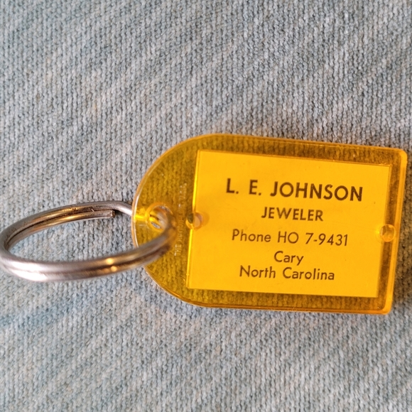 Picture Changing Keychain - Lady Changing Clothes Jewelry Store Ho Phone Cary NC - Picture 12 of 12